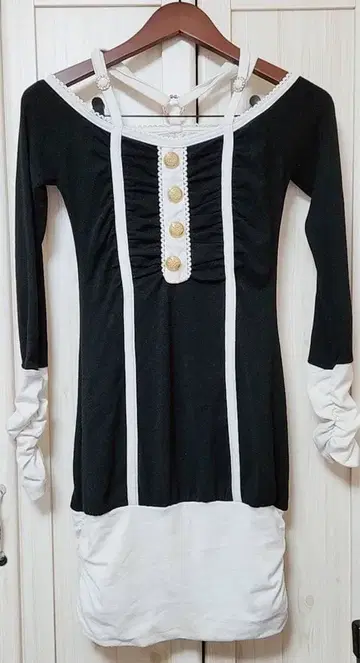 d.i.a. 바이컬러 원피스 백 레이스 비쥬 빅 버튼