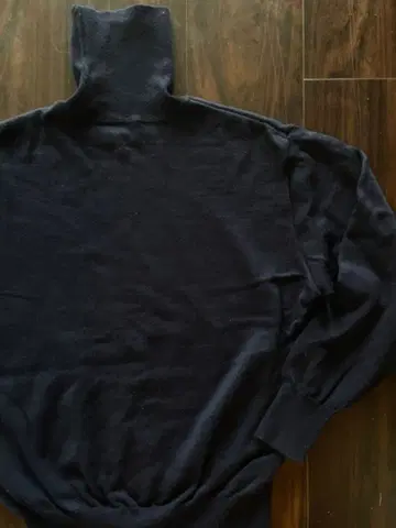 레어 네이비 터틀넥 스웨터