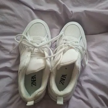 ZARA 화이트 스니커즈
