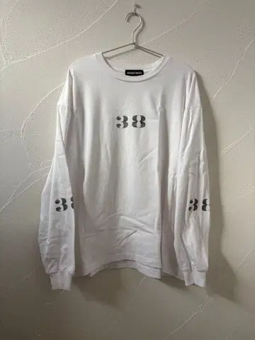 트리플 엑스 화이트 긴팔 티셔츠 숫자 38 프린트