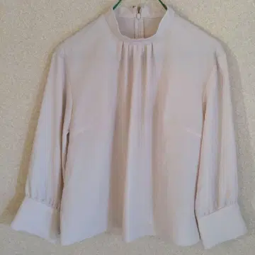 연한 베이지 긴팔 블라우스 스탠드 카라