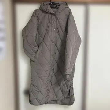 그레이 퀼팅 롱 자켓 후드 부착