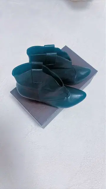 블랙 가죽 포인티드 부티