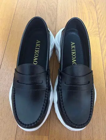 AKIKO AOKI 통굽 로퍼 블랙/화이트