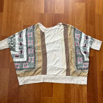 그레이스 콘티넨탈 장식 프린트 돌먼 슬리브 T셔츠