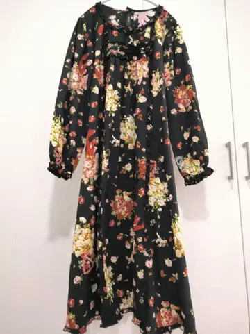 21년 모델 핑크하우스 앙제리크로즈 패턴 미디 기장 원피스 프릴