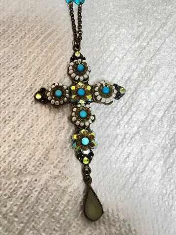 미하엘 네그린, 크로스형 펜던트 목걸이