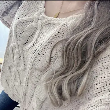 정말 귀여운 두툼한 크림색 케이블 니트 긴팔