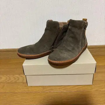 Clark's 브라운 스웨이드 숏부츠 지퍼 포함