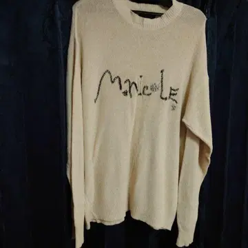 베이지 니트 스웨터 로고 자수 포함 긴팔