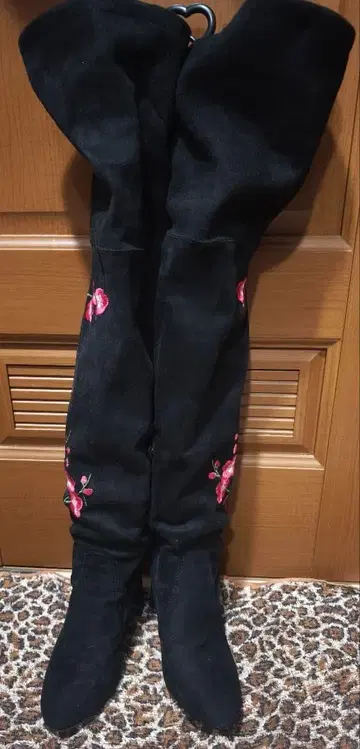 블랙 스웨이드에 매실 자수 니하이 부츠