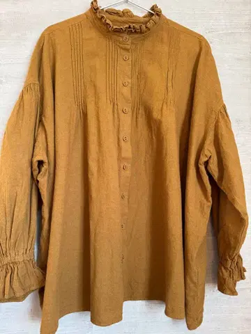 사만사 모스모스 스탠드 넥 프릴 블라우스 머스타드 긴팔 셔츠