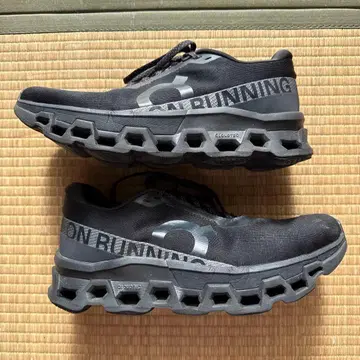 On Cloudmonster 블랙 스니커즈