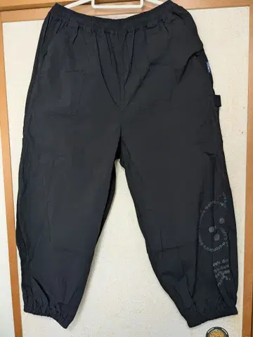 드럭 스토어즈 블랙 와이드 팬츠 로고 프린트 발수 가공