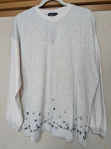 드럭스토어의 꽃무늬 자수 긴팔 트레이닝복