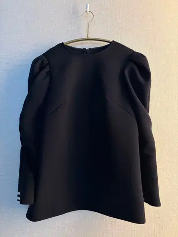 BORDERS at BALCONY 퍼프 슬리브 네이비 상의