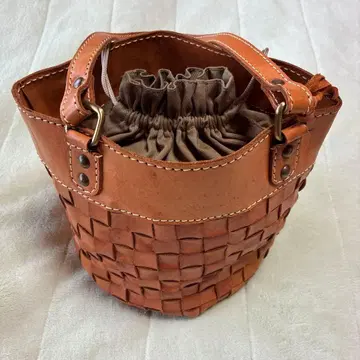 브라운 가죽 뜨개질 토트백
