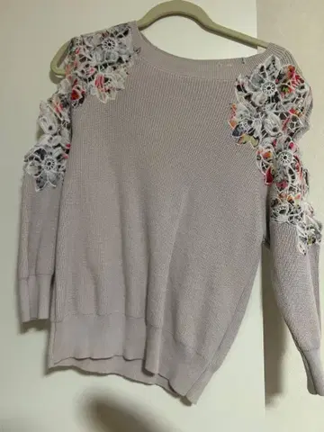 FRAY I.D 연보라 자수 니트 스웨터