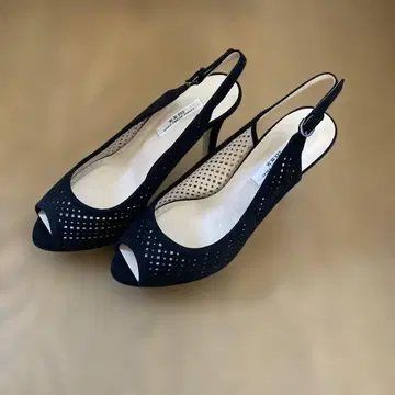 세븐투써틴 백 스트랩 하이힐