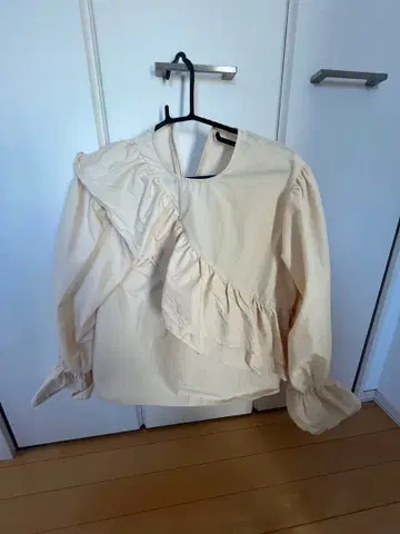 프릴이 달린 베이지색 긴팔 블라우스 프리 사이즈