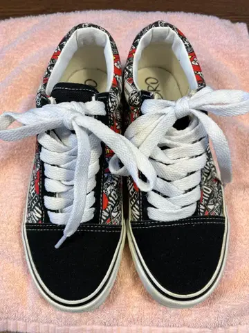 DIVINER 스니커즈