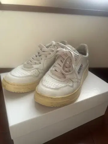 AUTRY 화이트 스니커즈 38