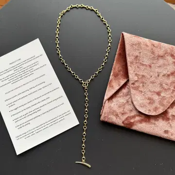 가브리엘라 아티가스 목걸이