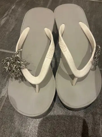 [포피츠] 장식 포함 그레이 비치 샌들 힐 있음