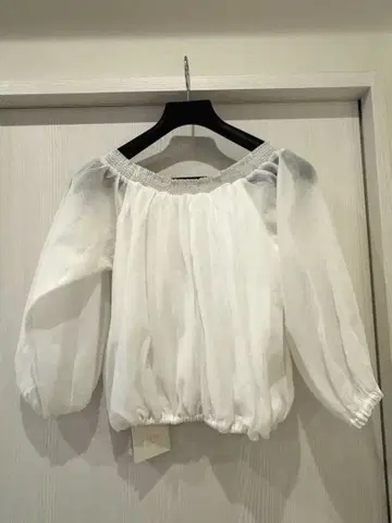 새상품급 eimy 퐁퐁 블라우스