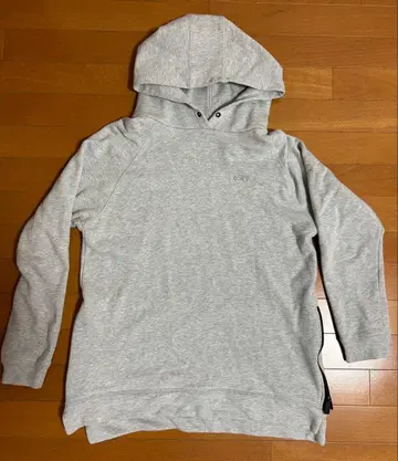 독특한 디자인의 asics 그레이 후드 부착 후드티