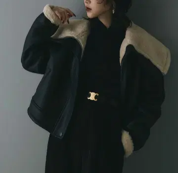 새상품 택 포함 andrea&co 보아 카라 부착 가죽 숏 자켓