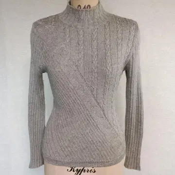 그레이 하이넥 케이블 짜임 스웨터