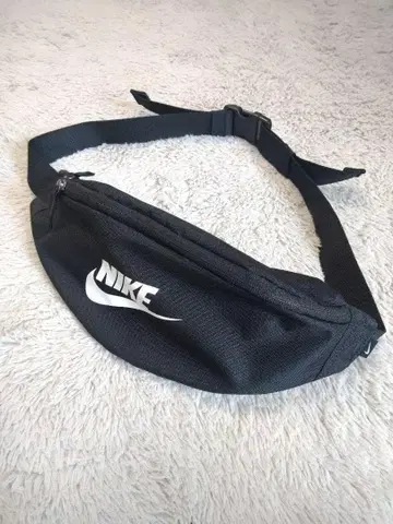 새상품급 나이키 NIKE 웨스트 파우치 블랙 컬러 화이트 컬러 로고