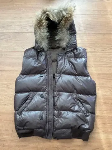 BEAMS 브라운 후드 부착 다운 베스트