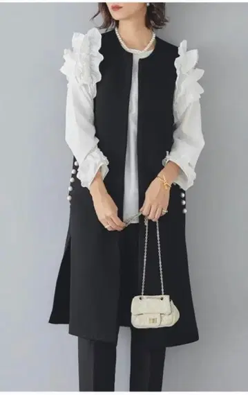 컨셔스 숄더 프릴 풀오버 화이트 포켓 펄 롱 베스트 블랙