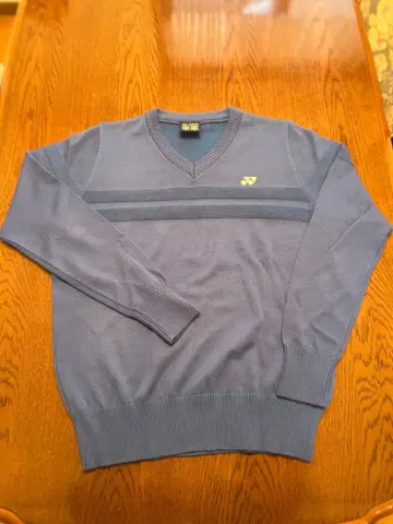 YONEX 파랑 V넥 스웨터