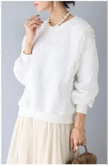 엠보싱 숄더 프릴 맨투맨 frene