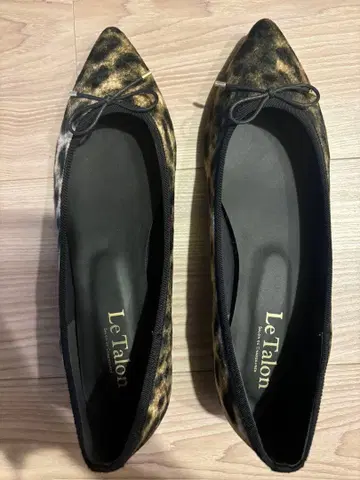 르 탈롱 레오파드 무늬 플랫슈즈