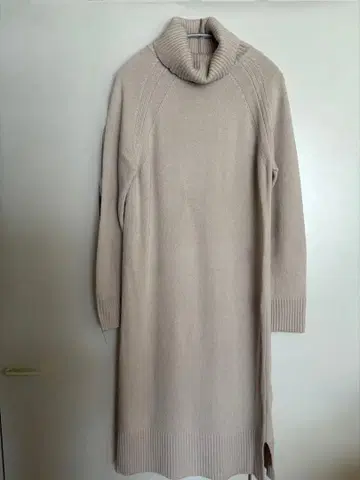 베이지 터틀넥 니트 원피스