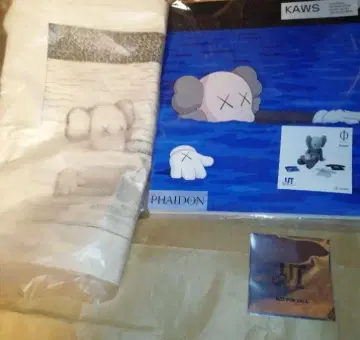 kaws 카우스 UNIQLO 유니클로 아트북 토트백 T셔츠