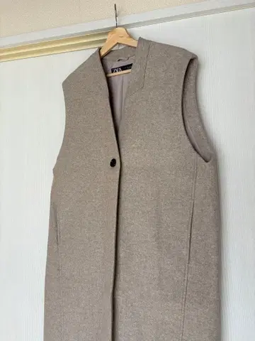 ZARA 베이지 노카라 베스트 슬릿