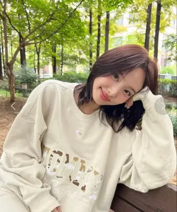 TOMMY JEANS 베이지 맨투맨