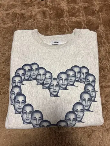 ARAKI 그레이 맨투맨 얼굴 프린트