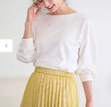 미니 쭈리 엠보싱 로고 티셔츠 아이보리 벌룬 슬리브 상의