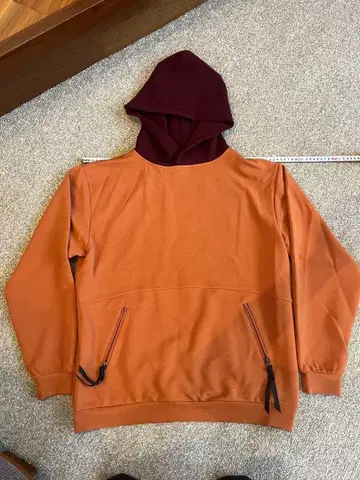 오렌지와 버건디 후드티