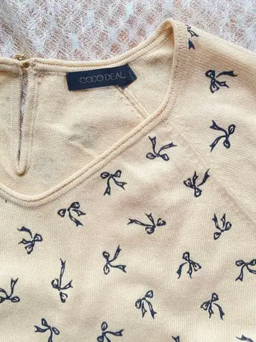 COCO DEAL 리본 무늬 V넥 긴팔 상의