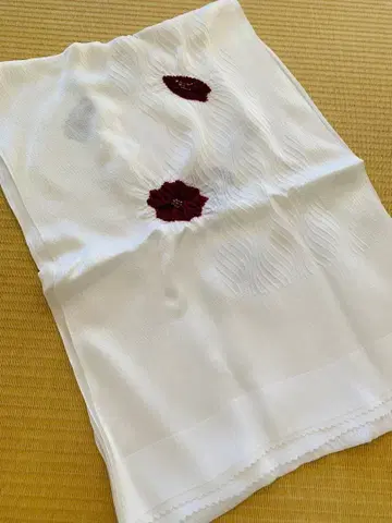 빨간색 꽃 자수의 화이트 오비 장식 천