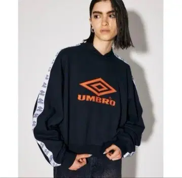 moussy 엄브로 콜라보 맨투맨 블랙