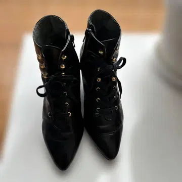 블랙 컬러 가죽 부츠