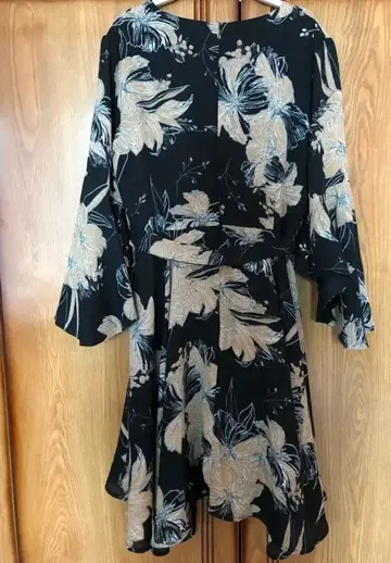 꽃무늬 플레어 슬리브 상의